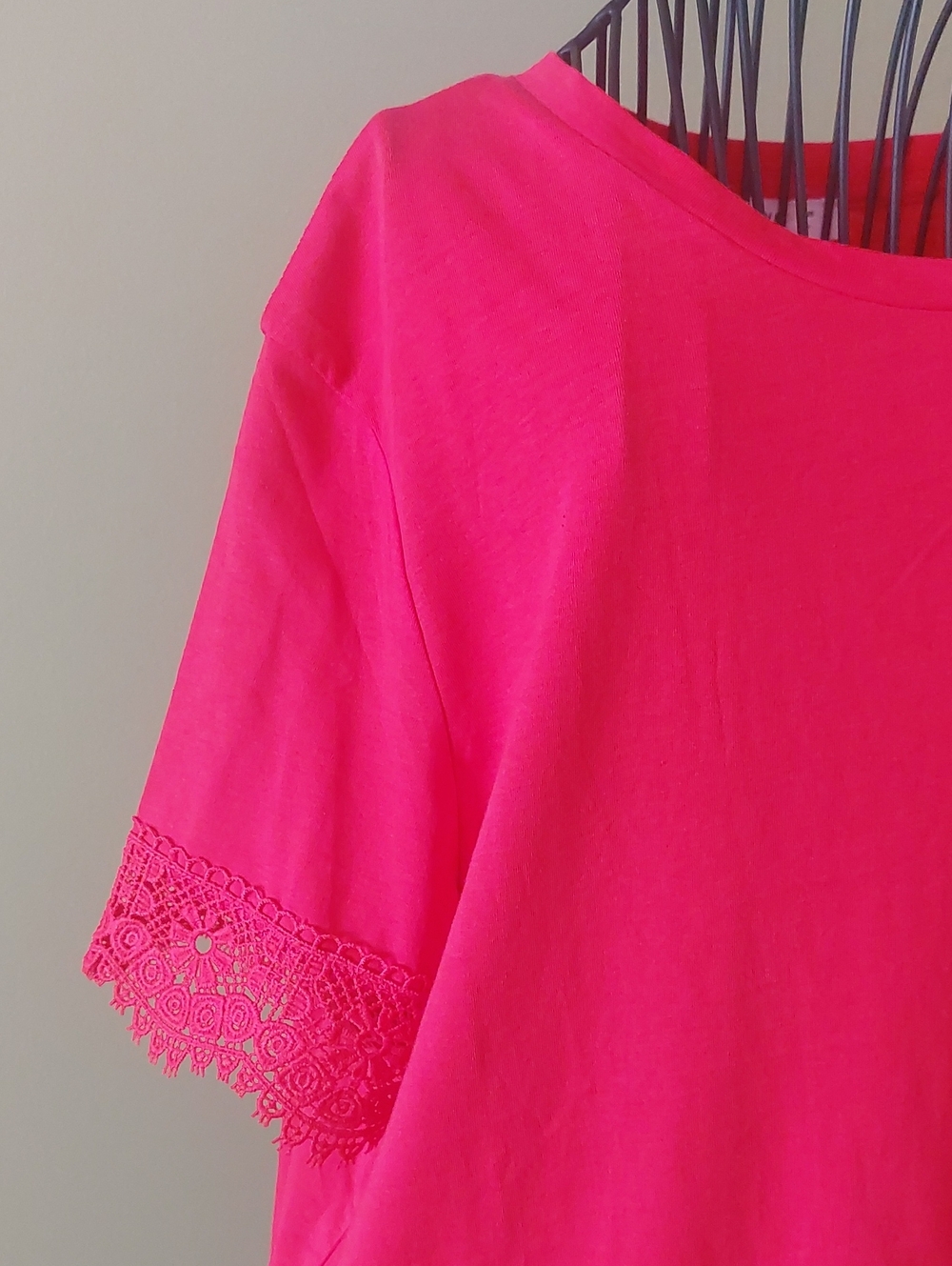NWOT, TERANOVA, Women's RED Short Sleeve Tee with Lace Trim.